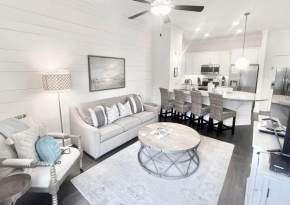 The Peachy Palm Luxurious Island Retreat Near the Beach & Everything!